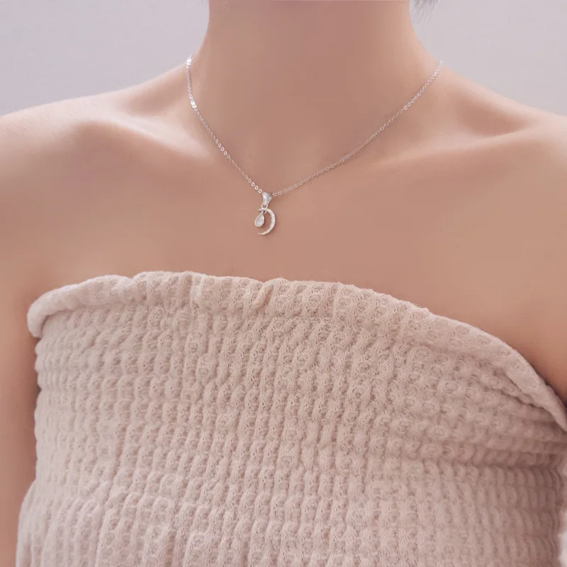 Женское колье с подвеской в виде Луны серебро 925 пробы