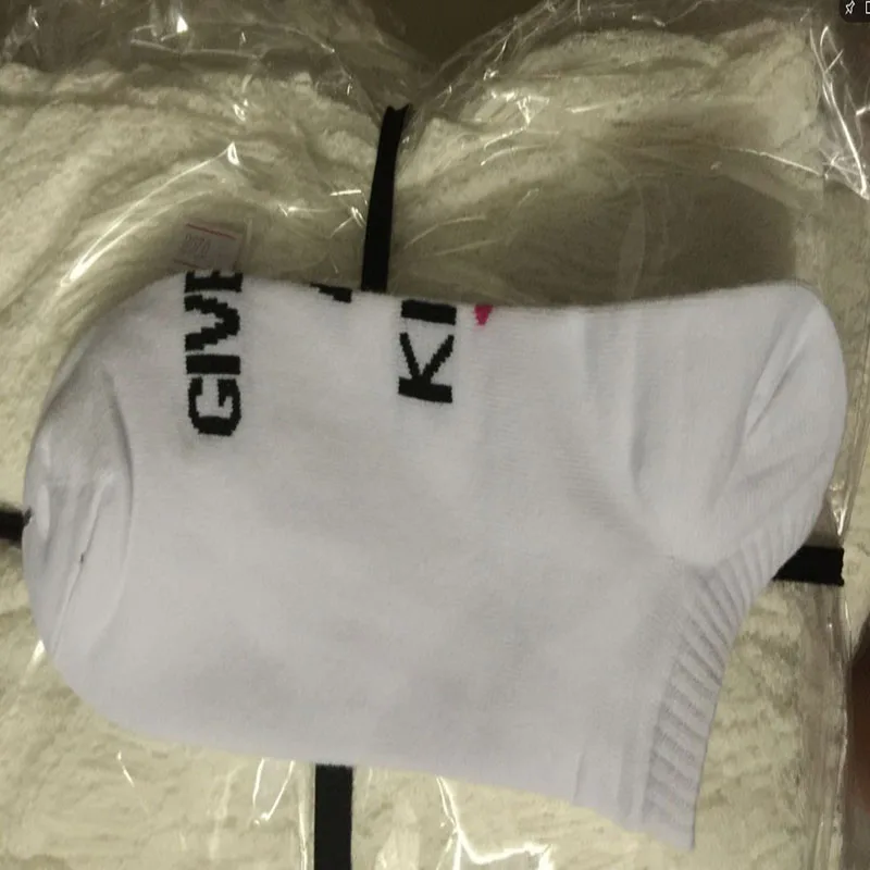 [EIOISAPRA]&quotесли вы можете прочитать это дать мне поцелуй&quot носки со словами