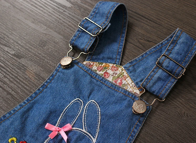 Джинсовый сарафан для девочек на подтяжках с вышивкой в виде кролика | Детская