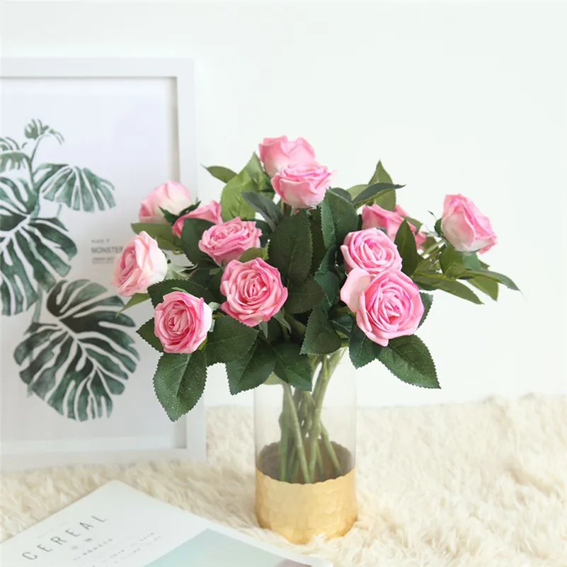 Настоящее прикосновение ветка стволовых латексных Роза рука чувствовать себя