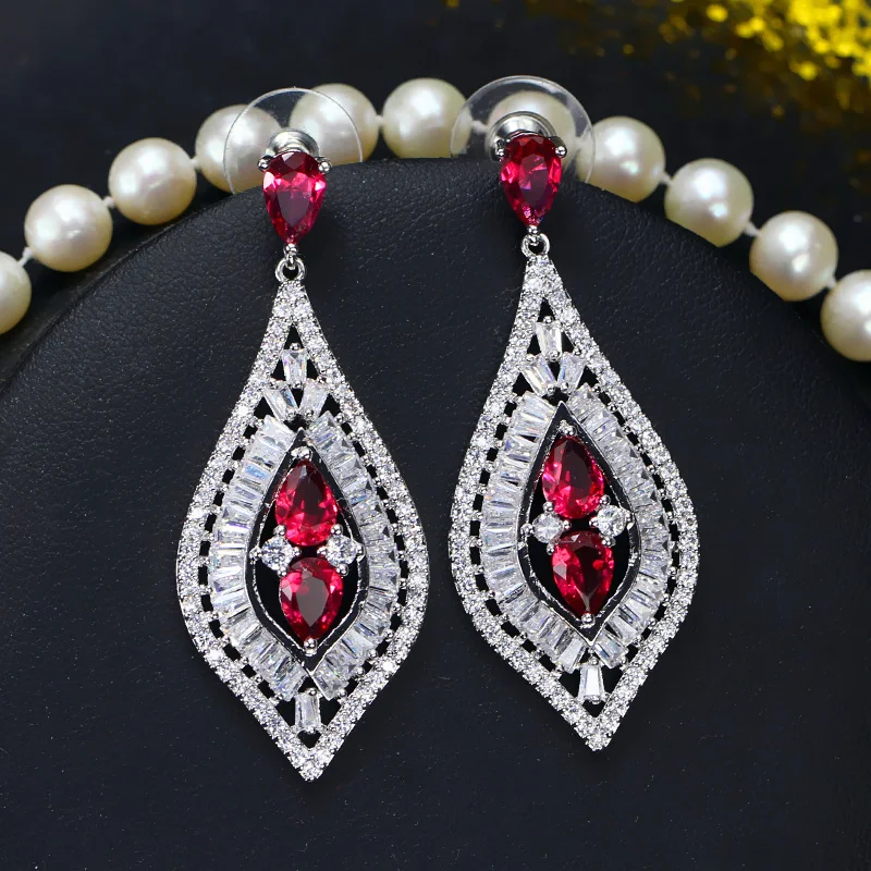 Роскошные длинные висячие серьги ANGELCZ с зелеными кристаллами для вечеринок