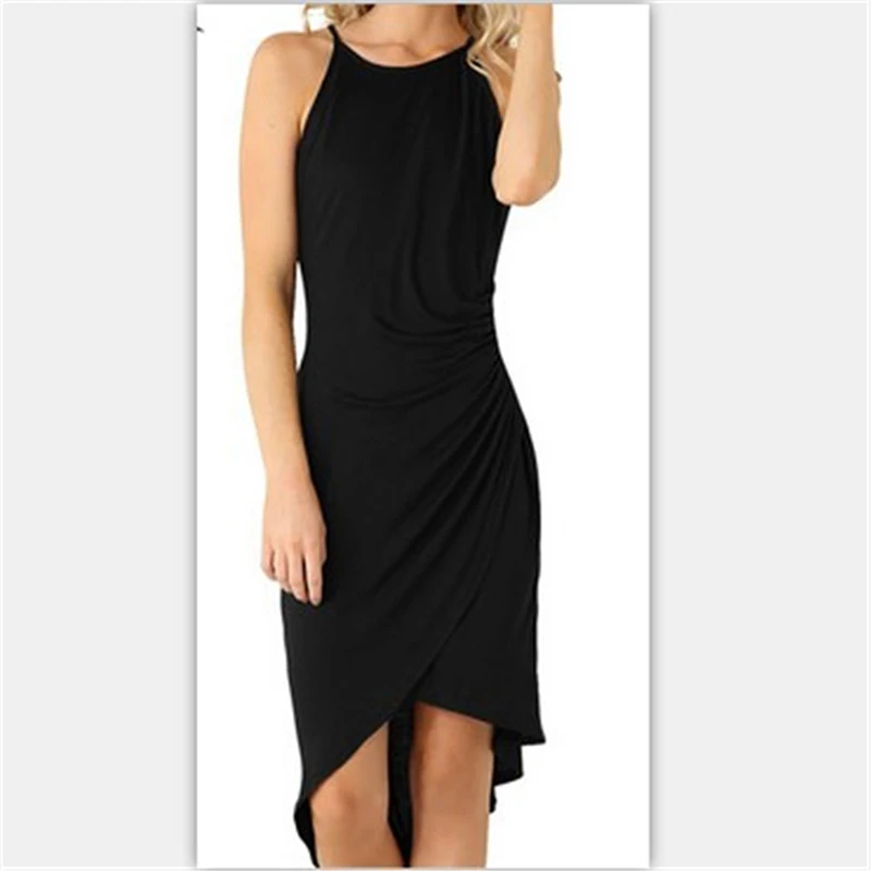 Летнее платье без рукавов с лямкой на шее со складками и подолом необычная длина