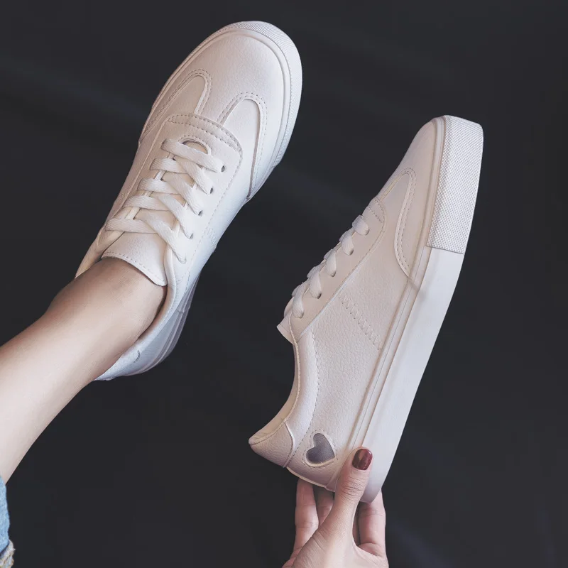 Женские кожаные кроссовки белые дышащие с сердечками на плоской подошве