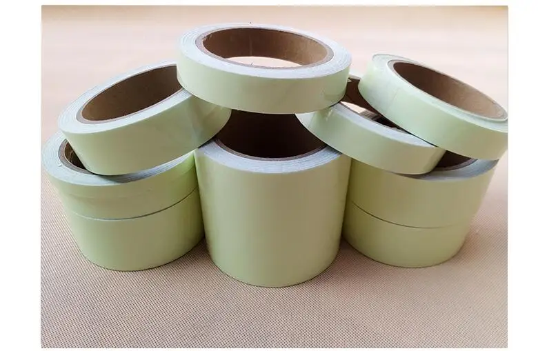 Фотолюминесцентные ленты разных размеров в качестве предупреждающей для