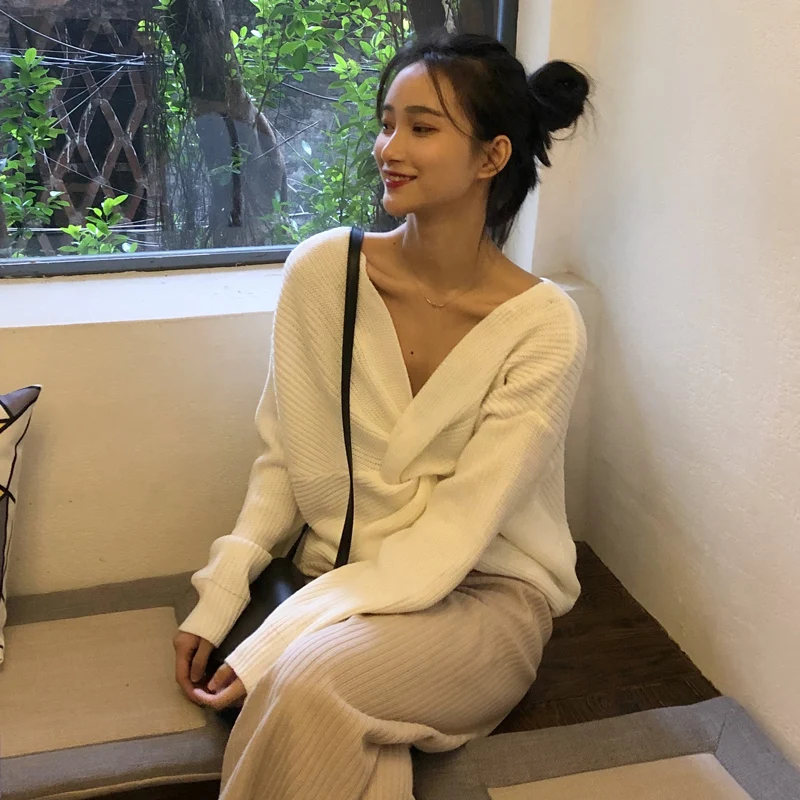 Женский короткий пуловер с длинным рукавом и v-образным вырезом однотонный