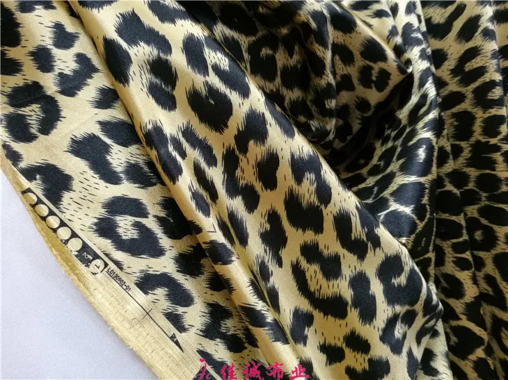 Эластичная атласная ткань с леопардовым принтом | Дом и сад