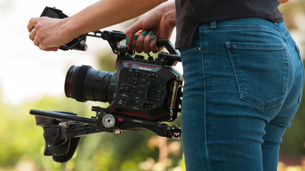 Tilta ES-T86-B Камера клетка для цифрового фотоаппарата Panasonic EVA1 ES-T86 с FF-T03 устройство непрерывного изменения фокусировки камеры и MB-T05 киносъемки с непрерывным изменением& V-Mount Питание Системы