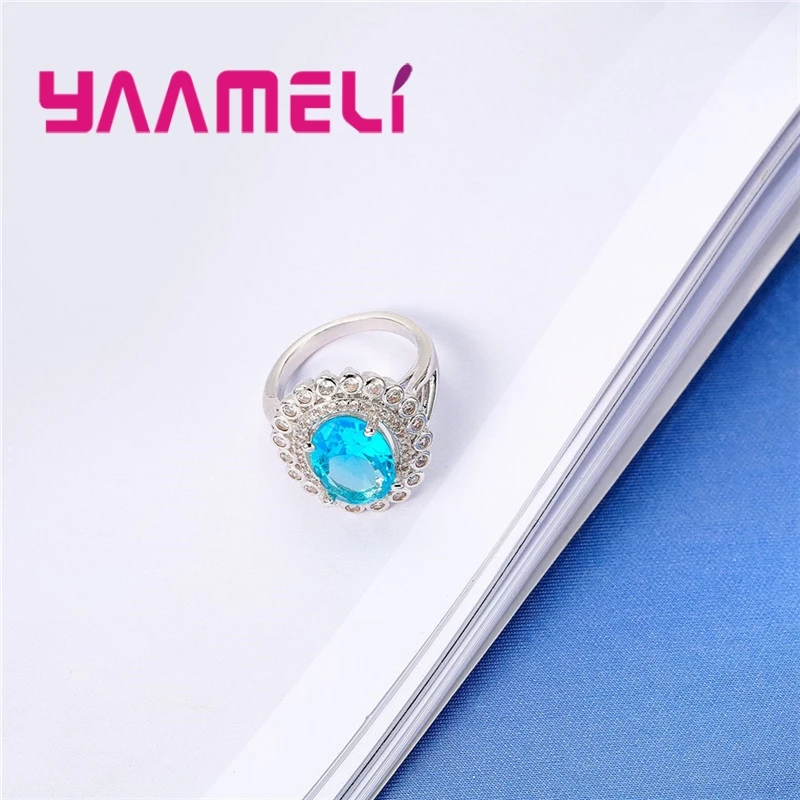 Женское кольцо из серебра 925 пробы с крупным прозрачным синим фианитом |