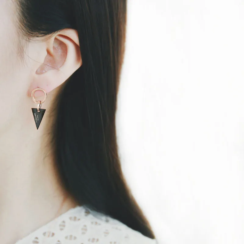 YUN RUO 2018 Новое поступление черная треугольная серьга гвоздик серьги розового