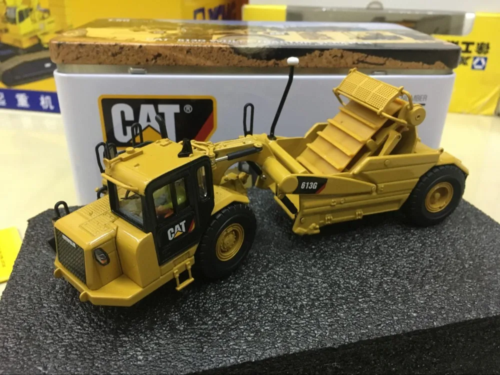 Скребок для колес CATERPILLAR CAT 613G с оператором 1/50 бренд DIECAST MASTERS DM85235 |