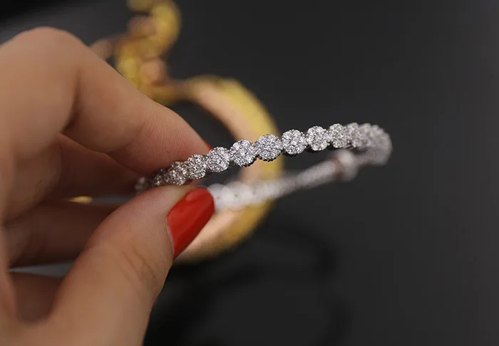 Женский браслет с подвеской в виде цветка из меди и фианита | Украшения