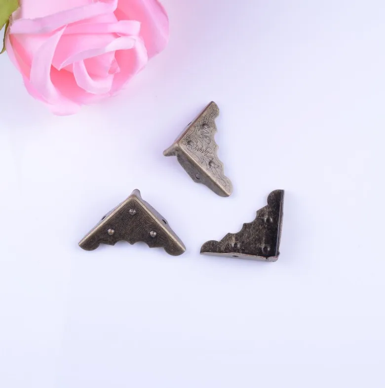 

Бесплатная идентификация, античный бронзовый шаблон, резной металлический уголок для книг, альбомов, меню, папки, угловые протекторы 32x32x44 м...