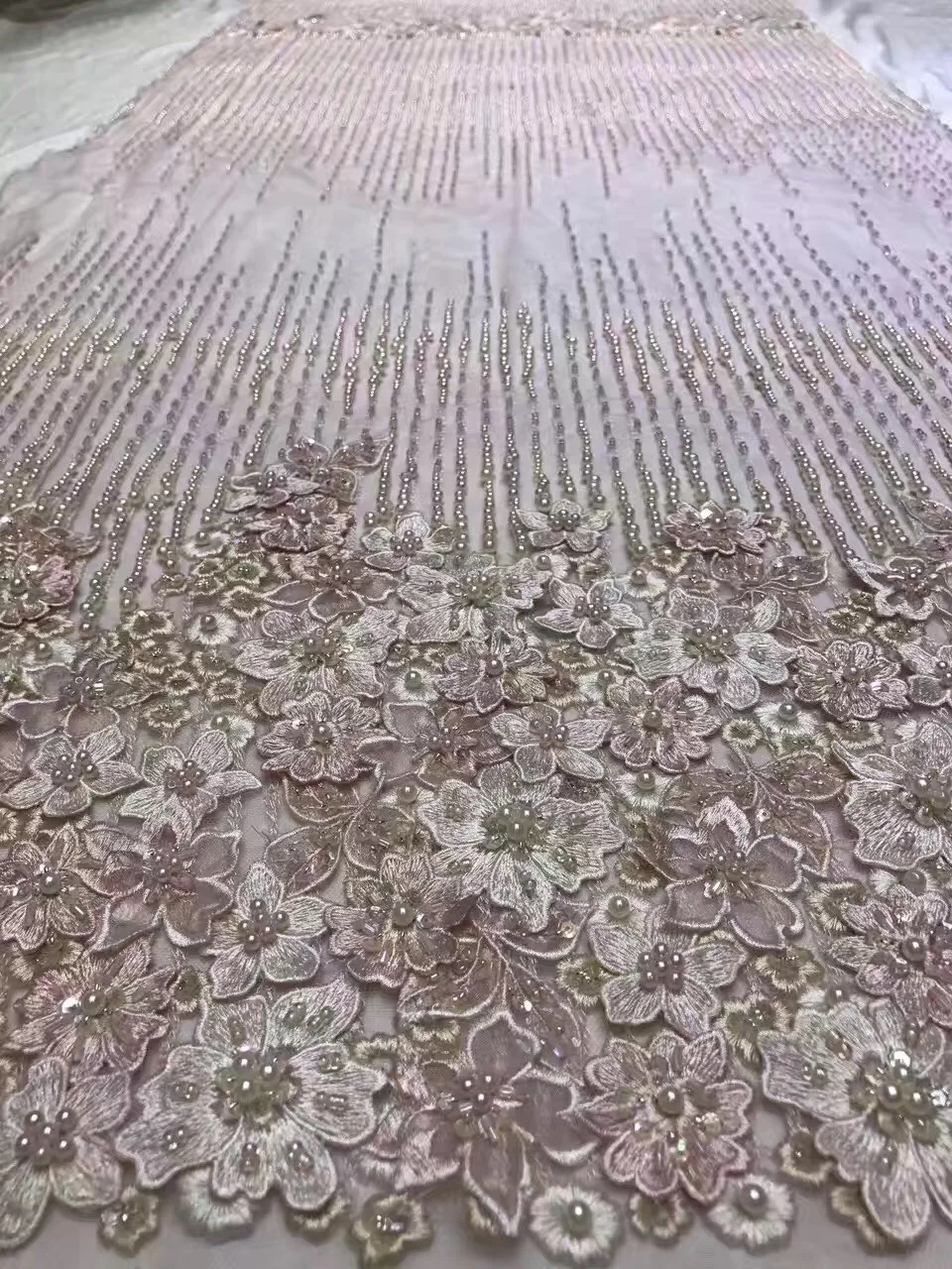 Красивая французская кружевная ткань с тяжелыми бусинами и камнями отделка