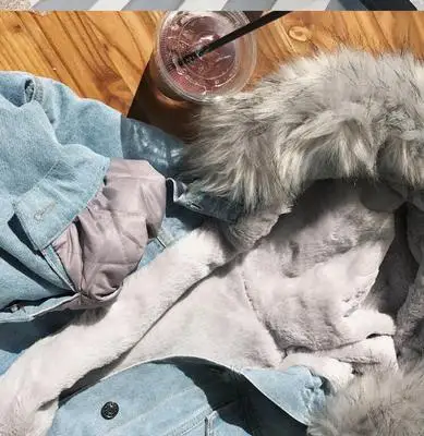 Женская утепленная джинсовая куртка свободная из денима с большим меховым