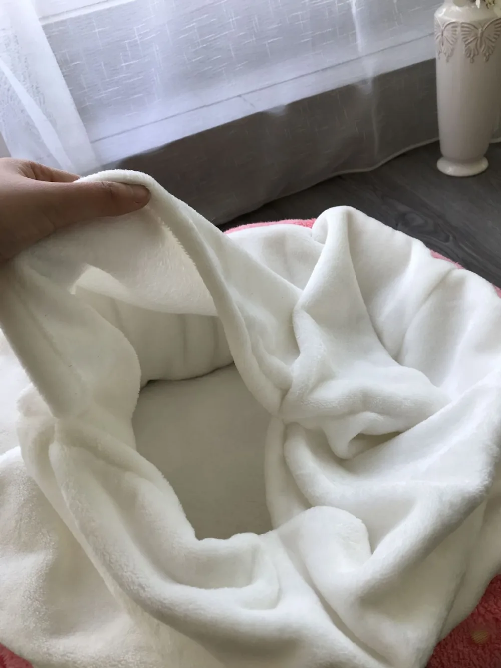 Короткий плюшевый спальный мешок в горошек с круглой формой для кошек и щенков