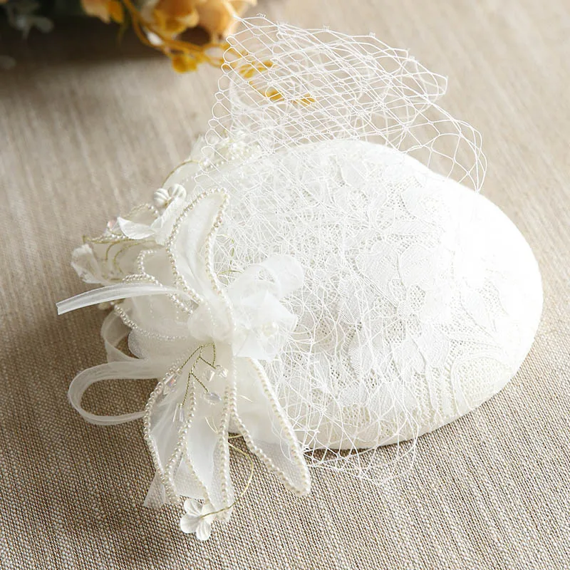 Женская кепка с перьями белая Клубная шляпа-жокейка лето 2019 | Аксессуары для