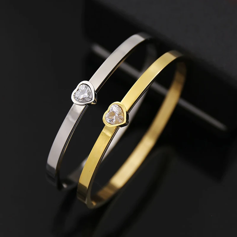 

A Crystal Heart Rose Gold Color / White Gold Color / Yellow Gold Color Titanium Steel Bangle