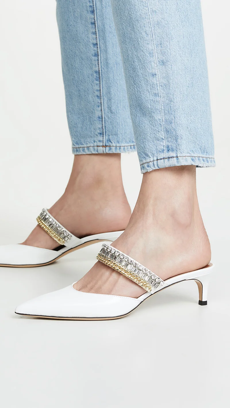 Женские шлепанцы на каблуке средней высоты с цепочкой и кристаллами белые черные