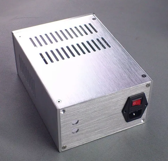 Корпус усилителя серебристого цвета из алюминия/трубчатый усилитель/корпус