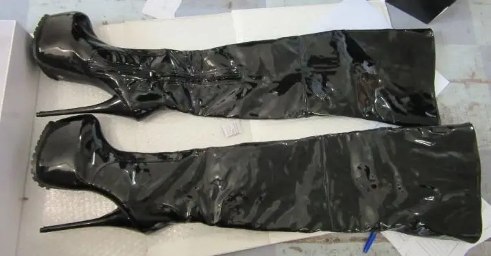 Модные привлекательные черные лаконичные дизайнерские ботинки для подиума