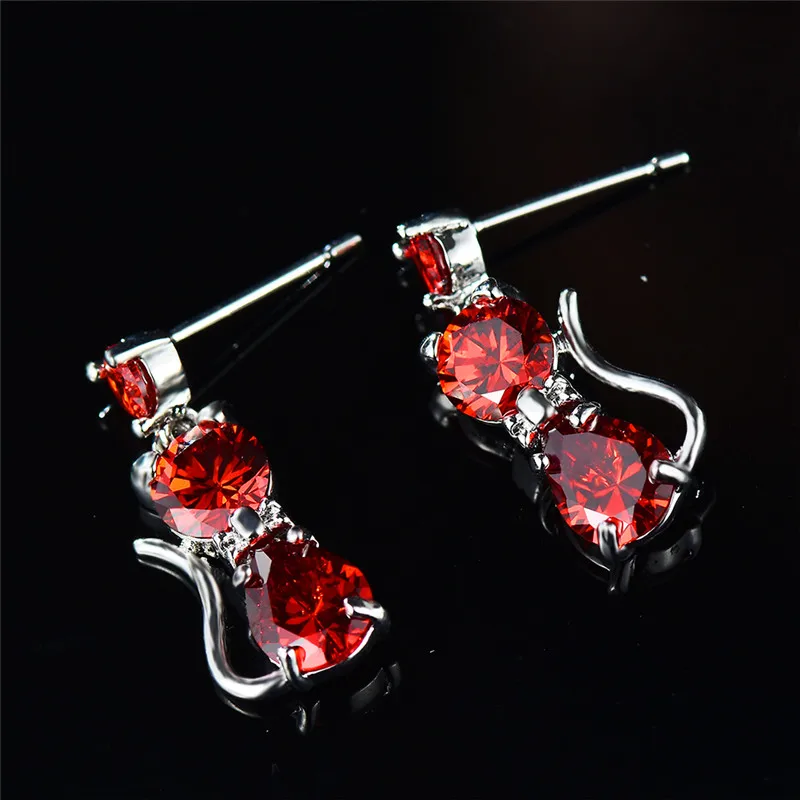 Милые женские серьги гвоздики с фиолетовым и красным камнем серебряного цвета