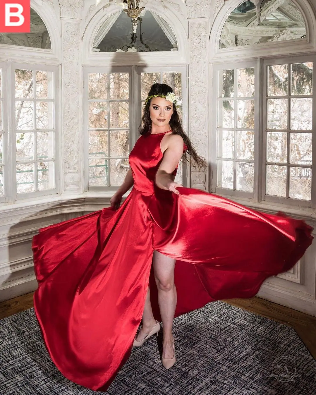 Женское атласное вечернее платье длинное бальное с лямкой на шее и разрезом