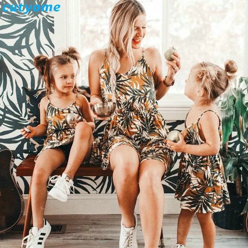Одинаковые комплекты для мамы и дочки платье без рукавов с цветочным принтом