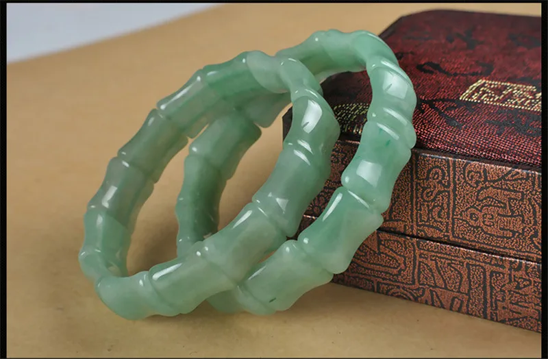 Браслет из натурального зеленого камня с кристаллами и сердецами|bracelet with