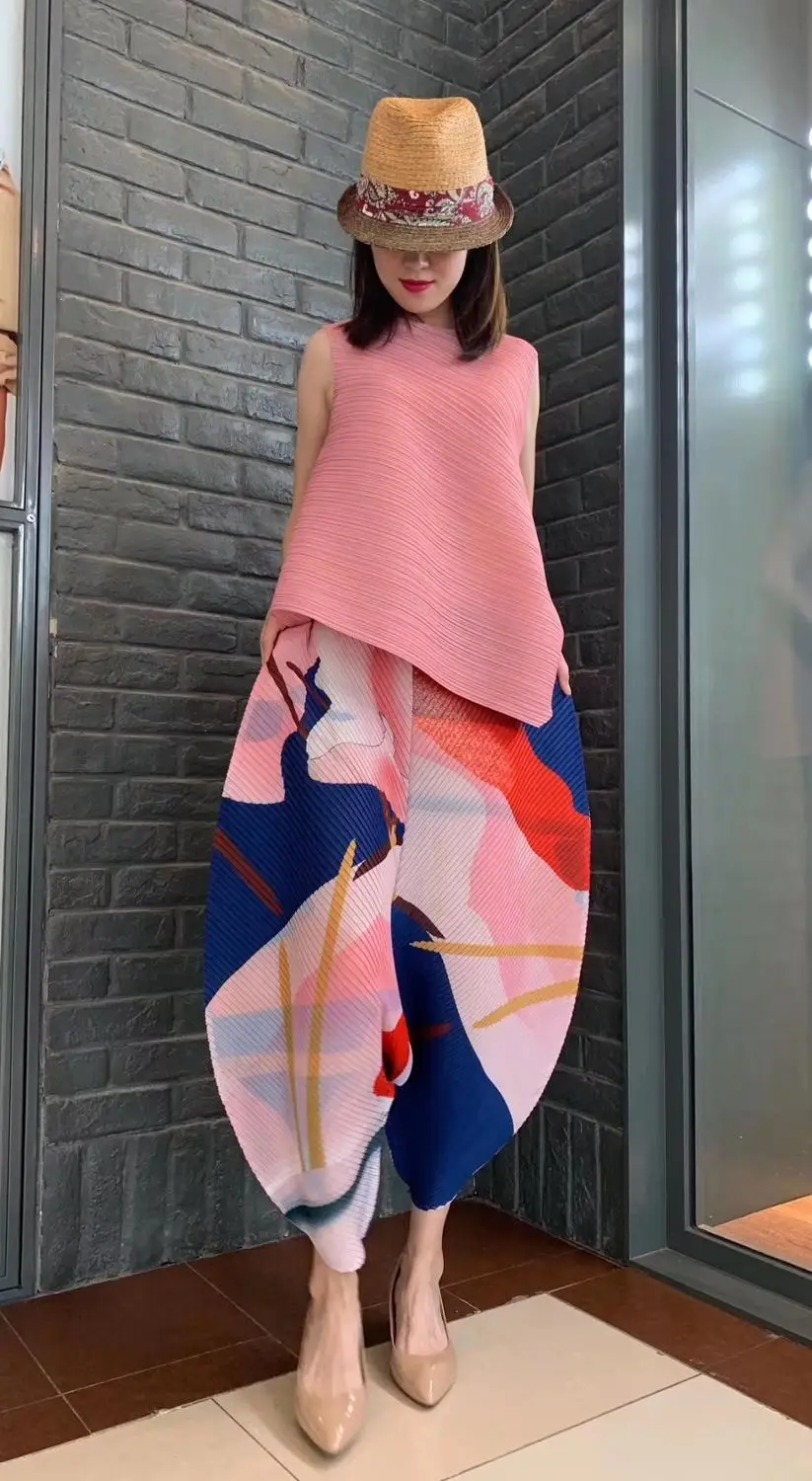 Miyake/ ; однотонная Асимметричная футболка без рукавов с круглым вырезом+ штаны-шаровары с принтом; костюм