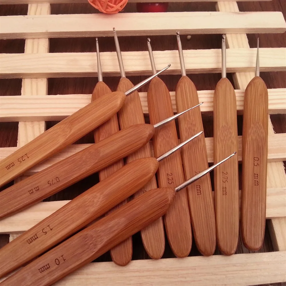 

Free Shipping 10Pcs/Set Metal and Bamboo Handle Metal Crochet Hooks Knitting Needles set 0.5-2.75mm
