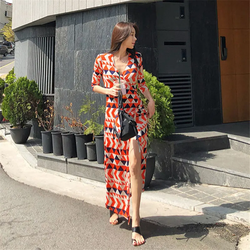 Женское длинное пляжное платье с v-образным вырезом и геометрическим узором