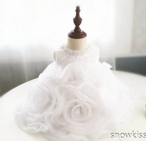 Красивое платье на крестины с оборками белого цвета и слоновой кости для девочек