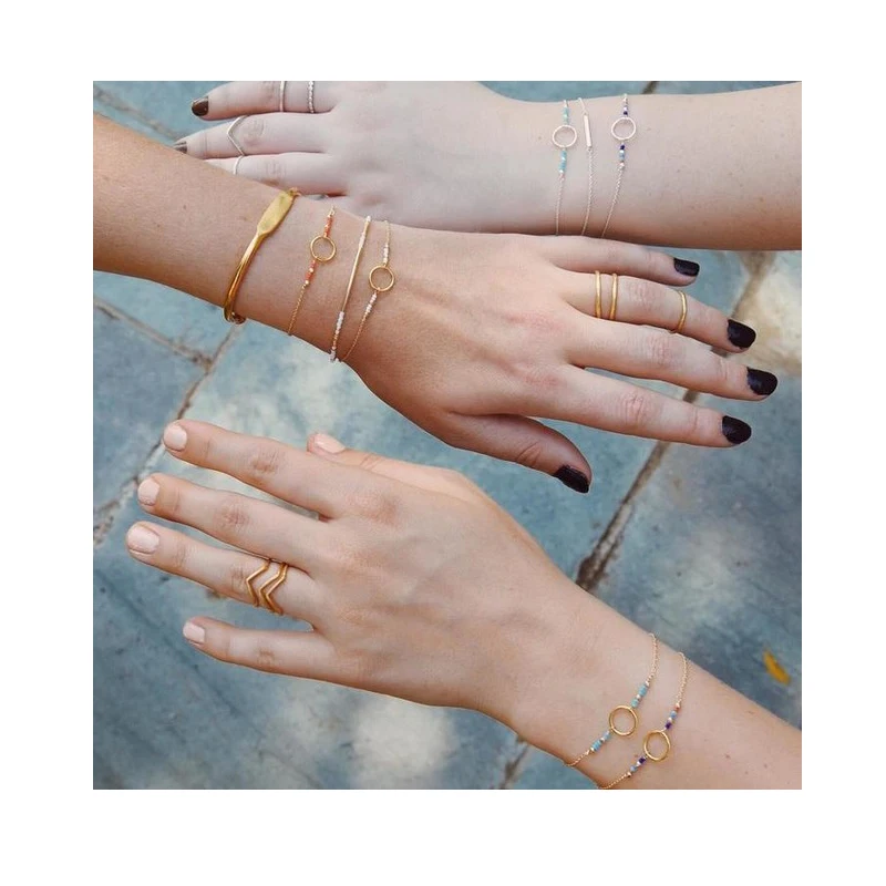 Браслет со сверкающей кармой из белых бусин золотистый мерцающий браслет