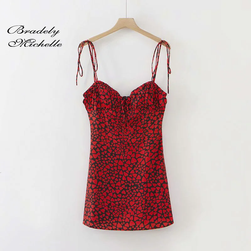 Женское платье на тонких бретельках длинное эластичное с вырезом лодочкой и