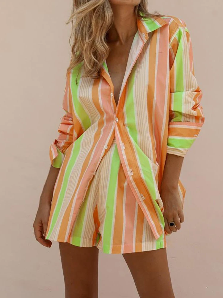 Летний комплект из двух предметов: рубашка и шорты в радужную полоску