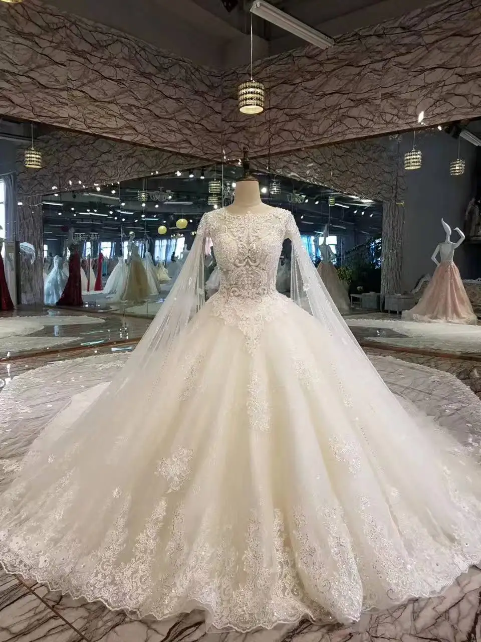 Роскошное бальное платье свадебное 2018 Кружевное белое на шнуровке с кристаллами