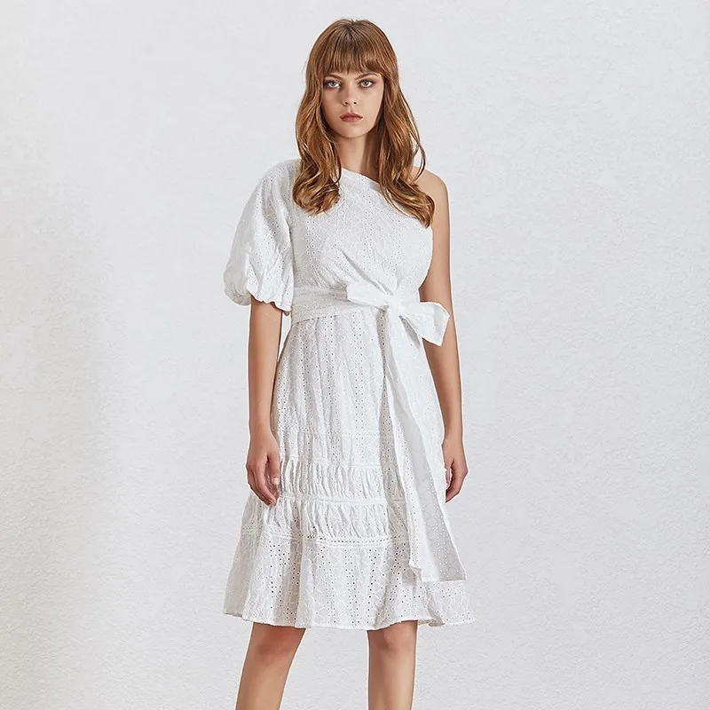 TWOTWINSTYLE летнее платье на одно плечо для женщин асимметричный воротник с пышными рукавами Высокая талия с поясом миди платья женские