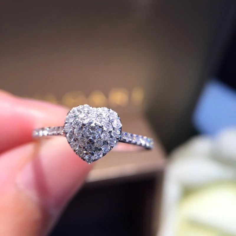 Кольцо из чистого золота 18 карат с натуральными бриллиантами красивое кольцо