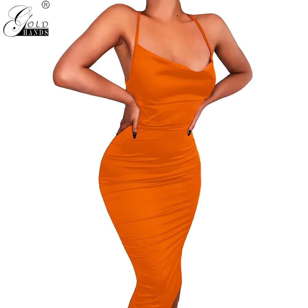 Золотое атласное облегающее платье с открытыми плечами на шнуровке обтягивающие