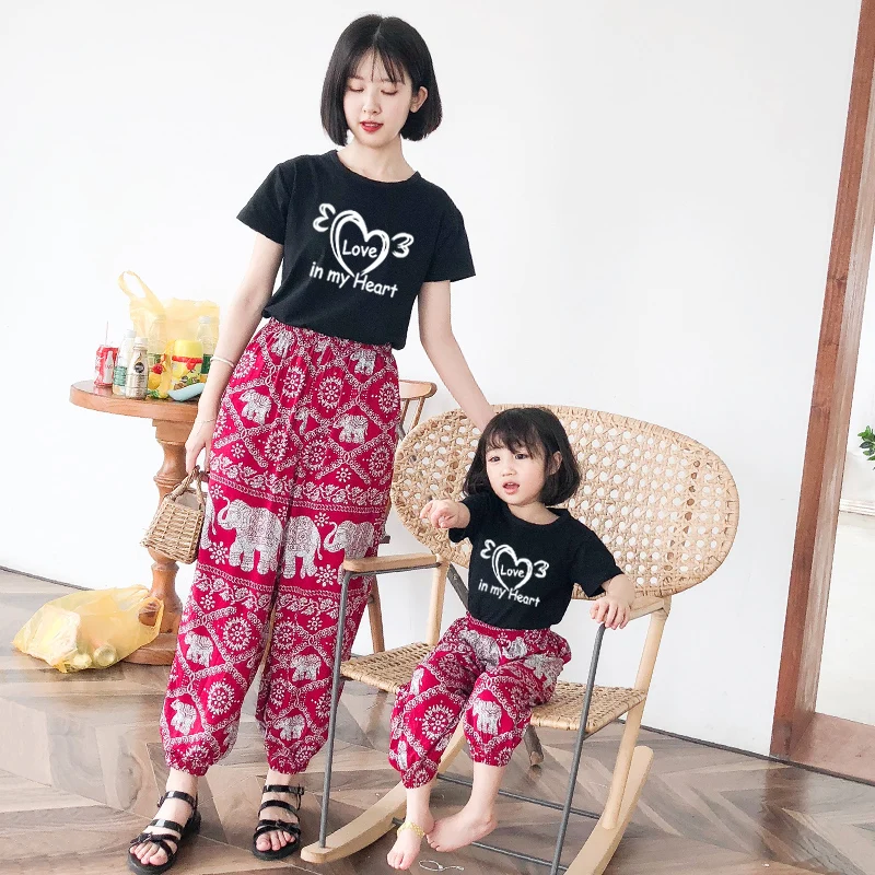 Одежда для мамы и дочки коллекция 2019 года одинаковые комплекты платья футболка