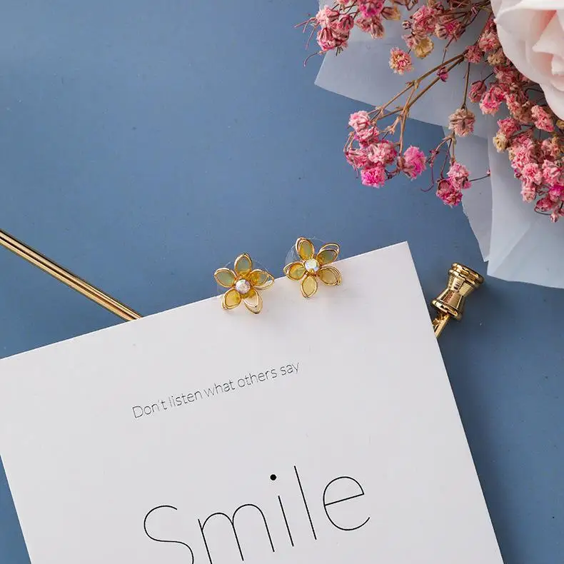 Новое поступление, металлические женские классические корейские сережки-шпильки, полые хрустальные цветы, маленькие свежие маленькие простые цветные ювелирные изделия - Окраска металла: yellow