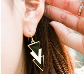 Длинные висячие серьги женские с подвеской треугольником модные ювелирные