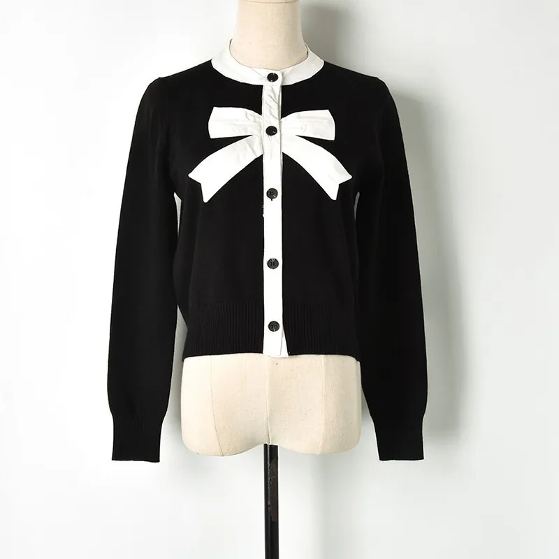 early spring of 2019 with black and white collision splicing butterfly knot lady's style Z81150 knitted cardigan |