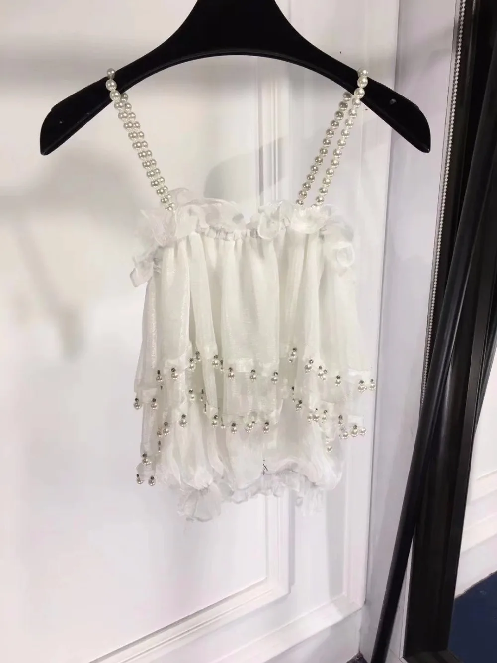 Белый элегантный женский костюм привлекательный укороченный топ и брюки