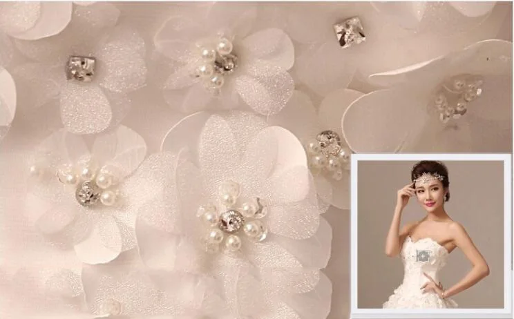 Модное свадебное платье с аппликацией роскошное длинным шлейфом и цветами из