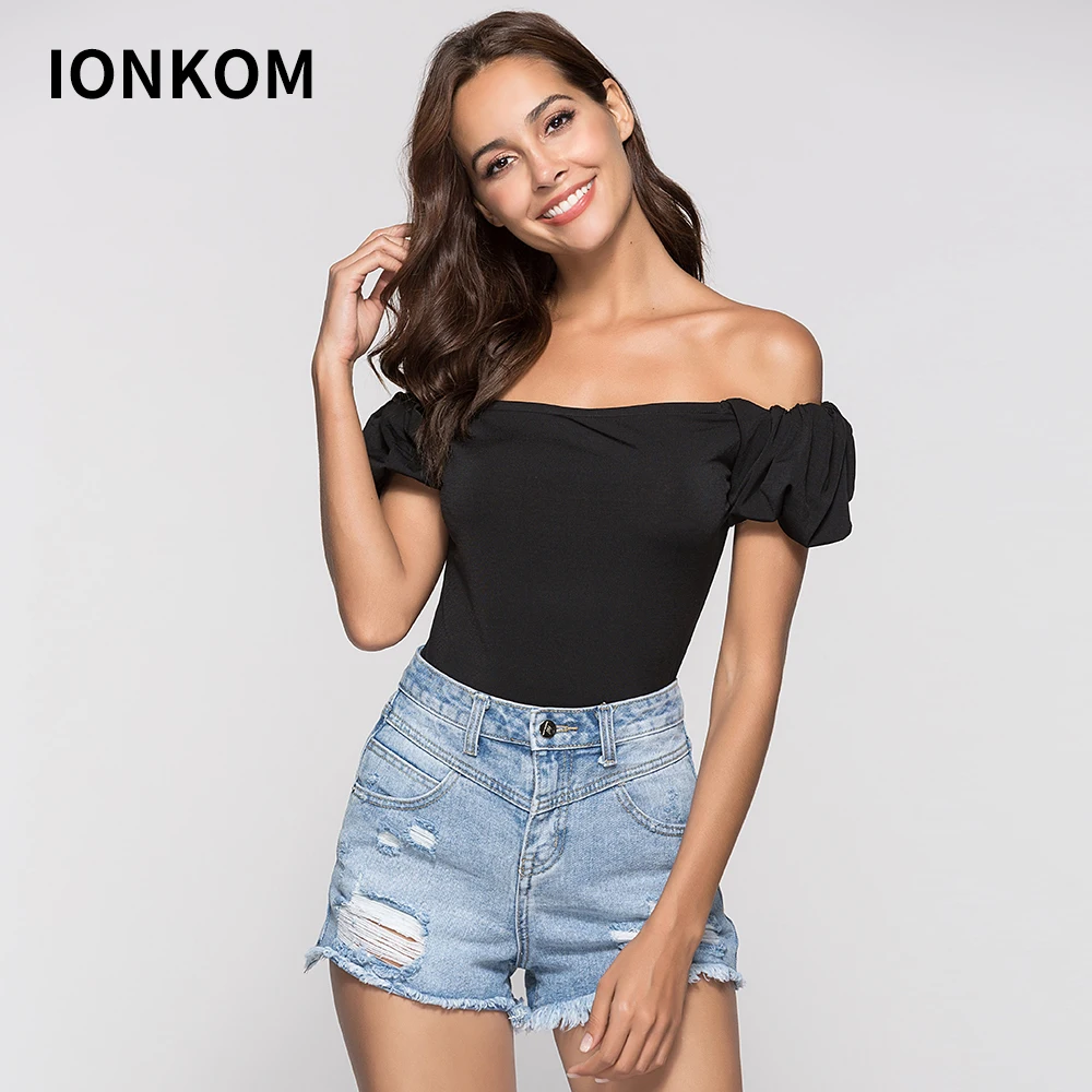 Женская футболка с открытыми плечами IONKOM облегающая укороченная короткими