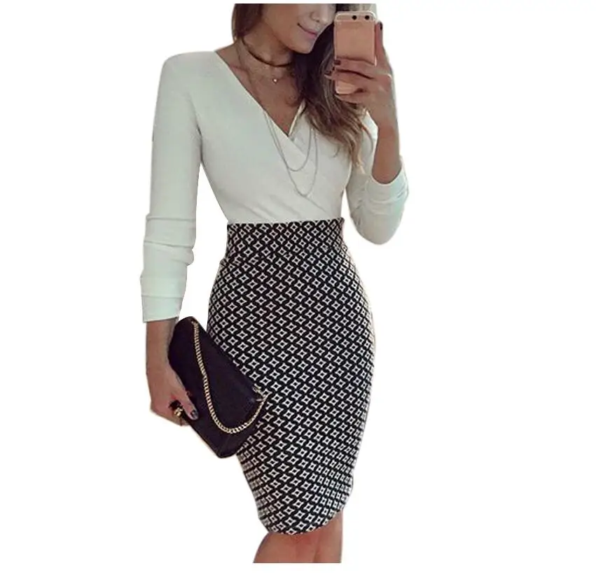 Женское платье с длинным рукавом белое до колена глубоким вырезом и высокой