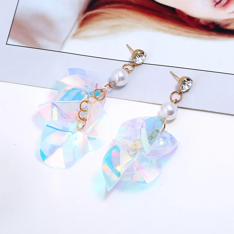 Модная уличная фотосъемка творческий подчеркивающие женскую индивидуальность