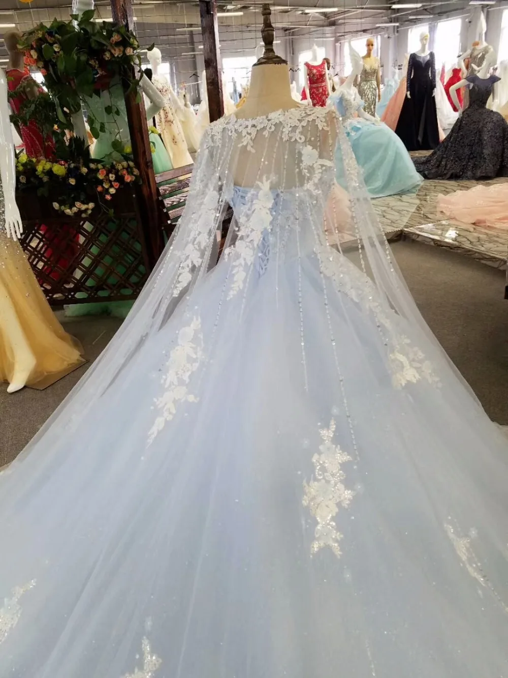 Бальное платье с объемным цветком украшенное бусинами роскошное бальное со