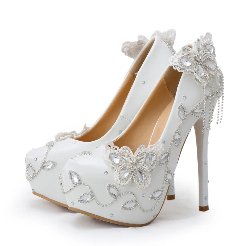 Переливающиеся свадебные туфли с бабочками к свадебному платью прозрачными